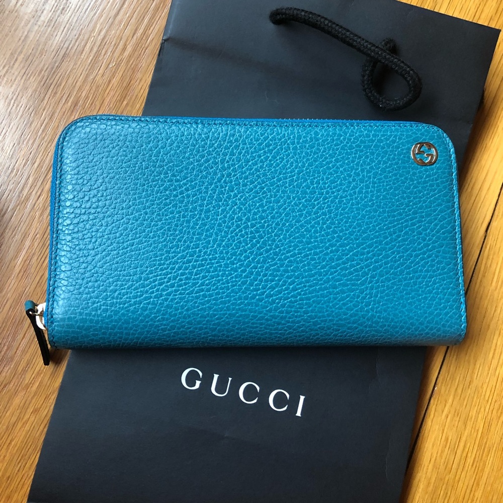 BNIB Authentic Gucci GG plaque zip around wallet